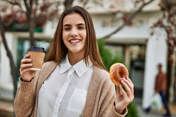 Joven Empresaria Hispana Sonriendo Feliz Desayunando Ciudad —  Fotos de Stock