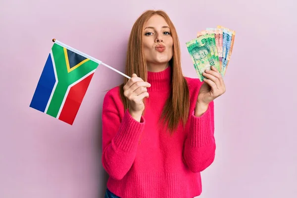 Joven Irlandesa Sosteniendo Bandera Sudáfrica Billetes Rand Mirando Cámara Soplando — Foto de Stock