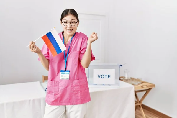 Молодая Женщина Медсестра Азии Выборах Политическую Кампанию Держа Российский Флаг — стоковое фото