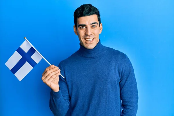 Knappe Spaanse Man Met Finse Vlag Die Positief Gelukkig Uitziet — Stockfoto