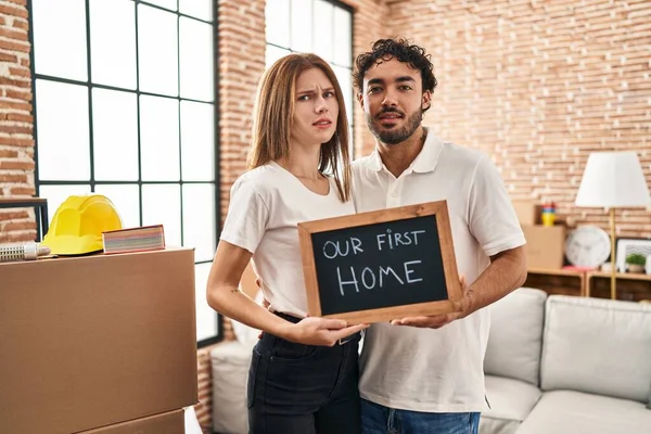 Jeunes Deux Personnes Tenant Tableau Noir Avec Premier Texte Maison — Photo