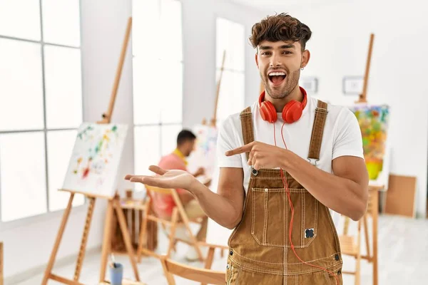 Joven Hombre Hispano Estudio Arte Asombrado Sonriendo Cámara Mientras Presentaba — Foto de Stock