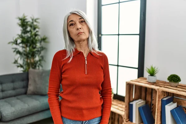 Middle Age Grey Haired Woman Wearing Casual Clothes Standing Home — Stockfoto