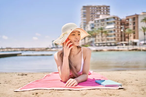 Menina Chinesa Jovem Falando Smartphone Deitado Toalha Praia — Fotografia de Stock