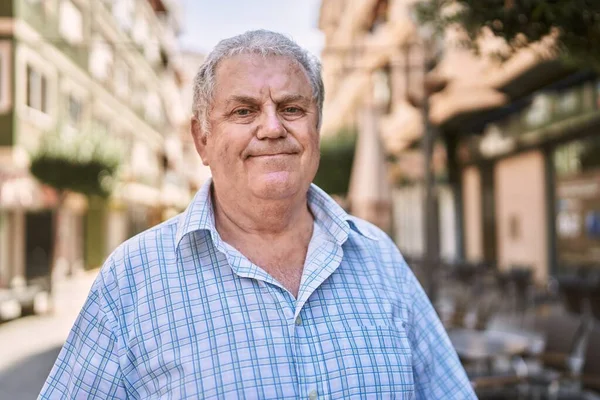 Hombre Pelo Gris Mediana Edad Sonriendo Confiado Caminando Por Calle — Foto de Stock