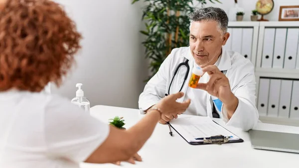 Uomo Donna Mezza Età Che Indossano Uniforme Del Medico Con — Foto Stock