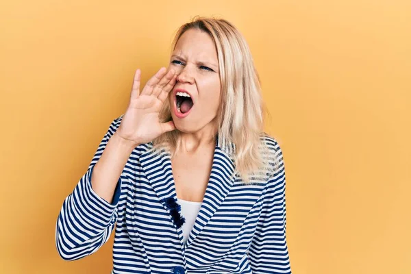 Hermosa Mujer Rubia Caucásica Con Chaqueta Negocios Gritando Gritando Fuerte — Foto de Stock