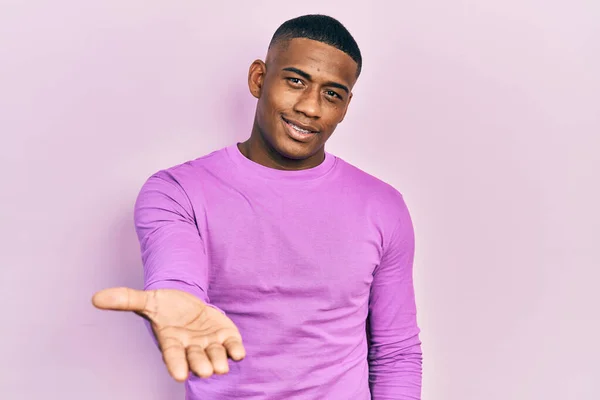 Young Black Man Wearing Casual Pink Sweater Smiling Cheerful Offering — Photo