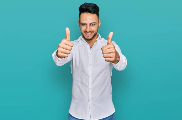 Homem Árabe Jovem Vestindo Roupas Casuais Aprovando Fazer Gesto Positivo — Fotografia de Stock