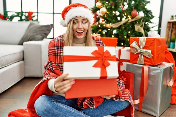 Mladá Blondýna Žena Unboxing Dárek Sedí Vánočního Stromku Doma — Stock fotografie