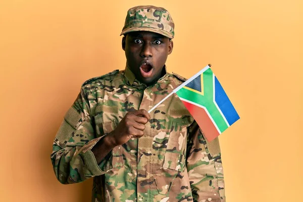 Joven Hombre Afroamericano Vistiendo Uniforme Del Ejército Sosteniendo Bandera Sudáfrica —  Fotos de Stock