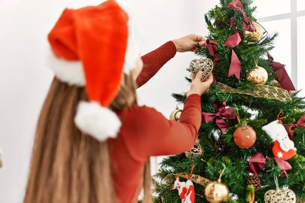 Νεαρή Καυκάσια Γυναίκα Στην Πίσω Όψη Διακόσμηση Χριστουγεννιάτικο Δέντρο Στο — Φωτογραφία Αρχείου