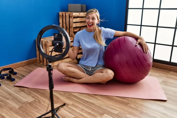 Hermosa Mujer Grabando Pilates Tutorial Gimnasio Celebrando Logro Con Sonrisa —  Fotos de Stock