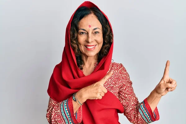 Middle Age Hispanic Woman Wearing Tradition Sherwani Saree Clothes Smiling — стоковое фото