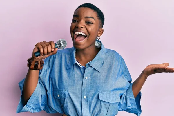 Ung Afrikansk Amerikansk Kvinna Sjunger Sång Med Hjälp Mikrofon Fira — Stockfoto