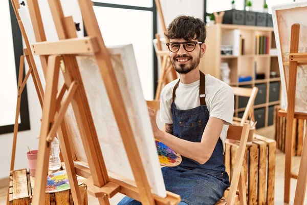 Young Hispanic Artist Man Smiling Happy Drawing Art Studio — Stock Photo, Image