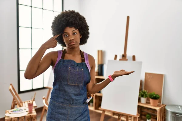 Mladá Africká Američanka Afro Vlasy Uměleckém Studiu Zmatená Otrávená Otevřenou — Stock fotografie