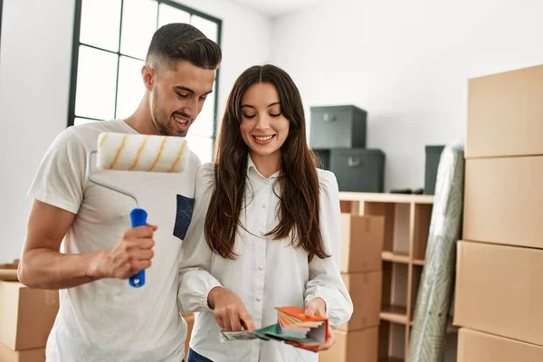 Junges Hispanisches Paar Malt Neuen Zuhause Mit Farbroller — Stockfoto