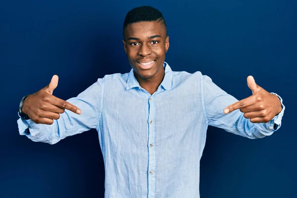 Genç Afrikalı Amerikalı Sıradan Kıyafetler Giyen Kendine Güvenen Yüzünde Gülümseme — Stok fotoğraf