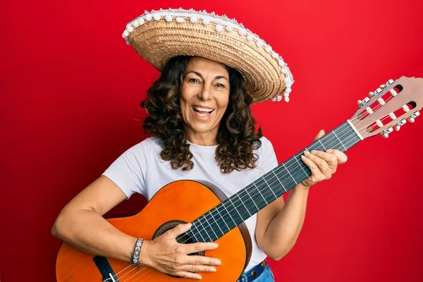 顔に幸せとクールな笑顔で古典的なギターの笑顔を再生メキシコの帽子を保持する中世のパニック女性 歯を見せて — ストック写真