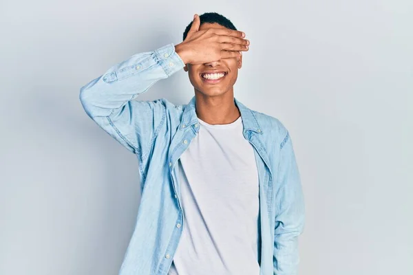 Joven Chico Afroamericano Vistiendo Ropa Casual Sonriendo Riendo Con Mano —  Fotos de Stock