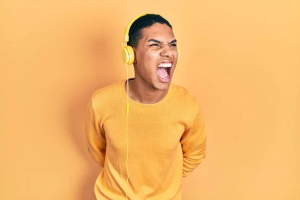 Fiatal Afro Amerikai Srác Zenét Hallgat Fejhallgatóval Dühös Őrült Sikoltozó — Stock Fotó