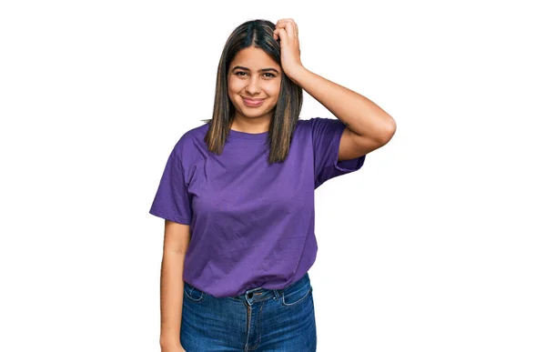 Joven Chica Hispana Con Camiseta Púrpura Casual Confundir Preguntarse Acerca — Foto de Stock