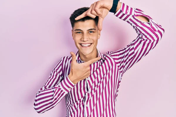 Junger Hispanischer Mann Lässiger Kleidung Der Lächelnd Mit Händen Und — Stockfoto