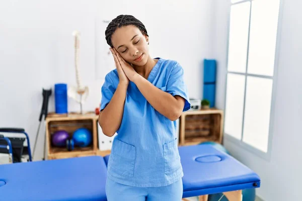 Ung Afrikansk Amerikansk Kvinna Arbetar Smärta Återhämtning Klinik Sova Trött — Stockfoto