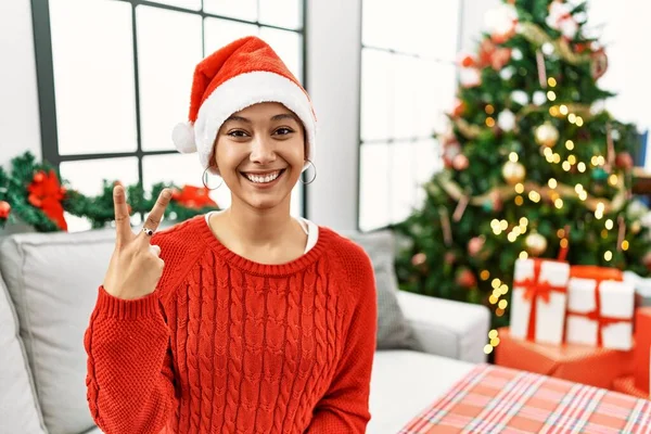 Junge Hispanische Frau Mit Kurzen Haaren Mit Weihnachtsmütze Sitzt Auf — Stockfoto
