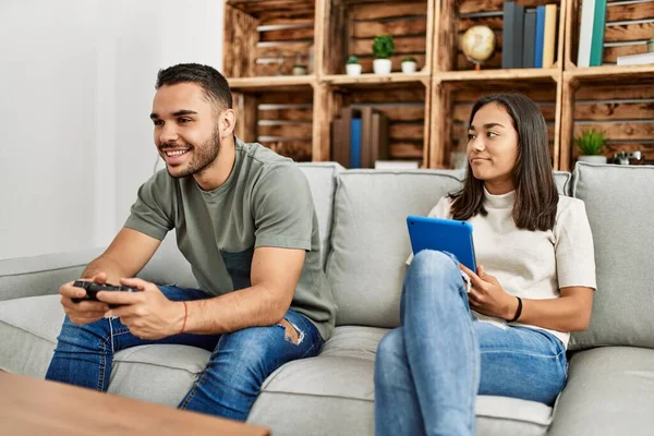 Jovem Casal Latino Jogando Videogame Usando Touchpad Casa — Fotografia de Stock