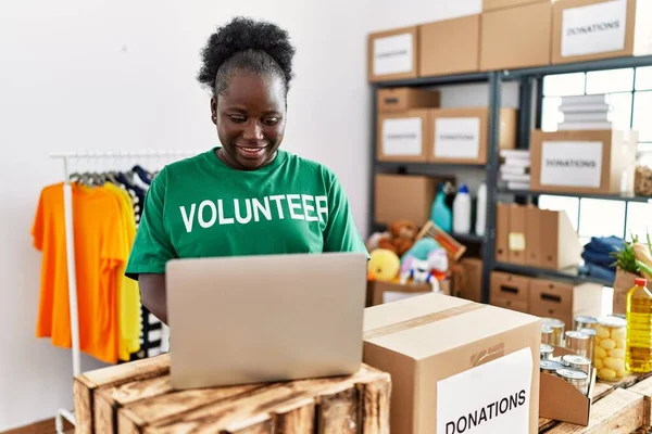 Young African American Woman Wearing Volunteer Uniform Using Laptop Working — Stock Photo, Image