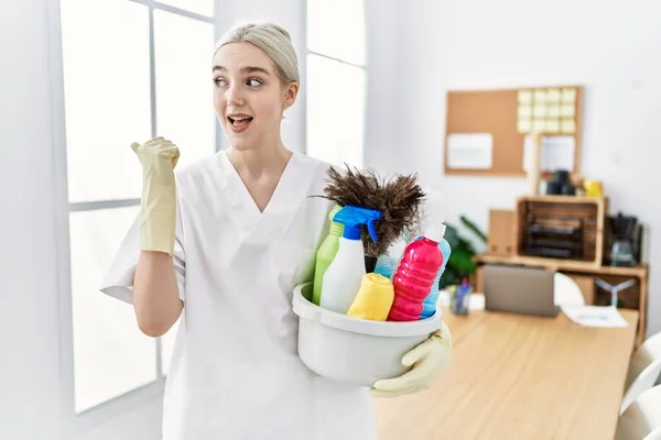 Young Caucasian Woman Wearing Cleaner Uniform Holding Cleaning Products Cleaning — стоковое фото