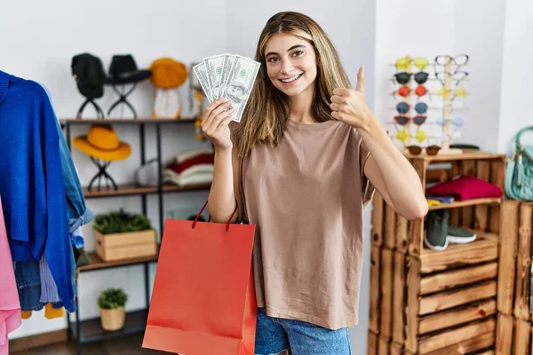 Mujer Rubia Joven Sosteniendo Bolsas Compras Dólar Tienda Ropa Sonriendo — Foto de Stock