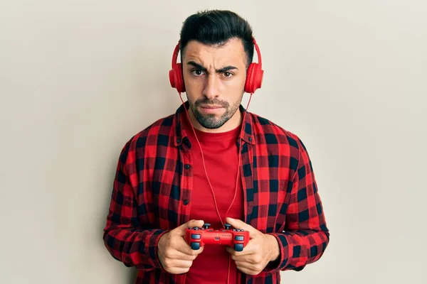 Jonge Spaanse Man Die Videogame Speelt Controller Sceptisch Nerveus Houdt — Stockfoto