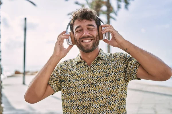 Νεαρός Ισπανός Χαμογελάει Αυτοπεποίθηση Ακούγοντας Μουσική Στην Παραλία — Φωτογραφία Αρχείου