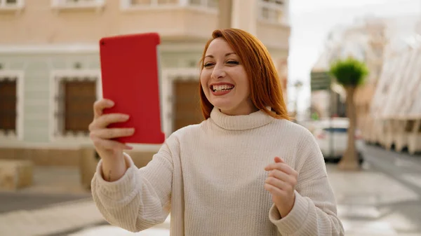 Νεαρή Κοκκινομάλλα Γυναίκα Χαμογελά Αυτοπεποίθηση Έχοντας Βιντεοκλήση Στο Δρόμο — Φωτογραφία Αρχείου