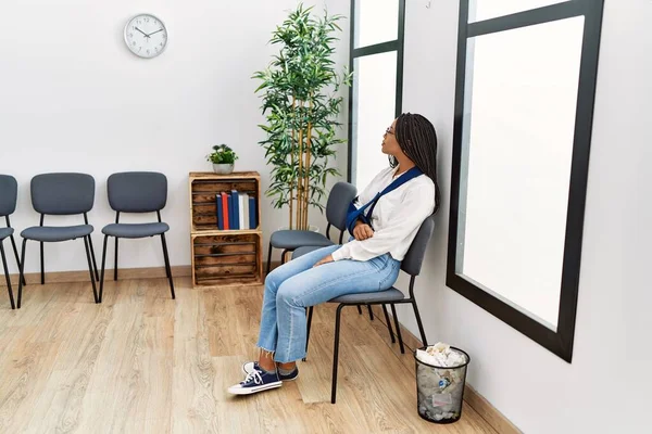 Ung Afrikansk Amerikansk Kvinna Skada Armen Sitter Stol Kliniken Väntrum — Stockfoto