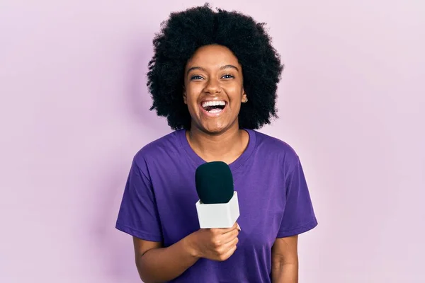 Ung Afrikansk Amerikansk Kvinna Håller Reporter Mikrofon Leende Och Skrattar — Stockfoto