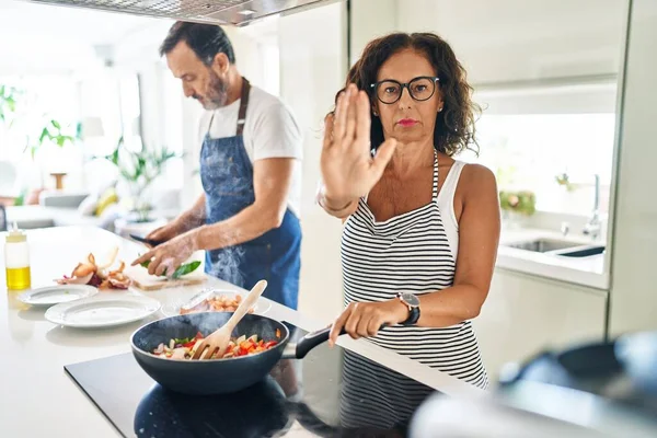 Pareja Mediana Edad Cocinando Comida Mediterránea Casa Con Mano Abierta —  Fotos de Stock