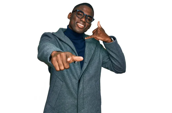 Νεαρός Αφροαμερικάνος Που Φοράει Επαγγελματικά Ρούχα Και Γυαλιά Χαμογελώντας Μιλάει — Φωτογραφία Αρχείου