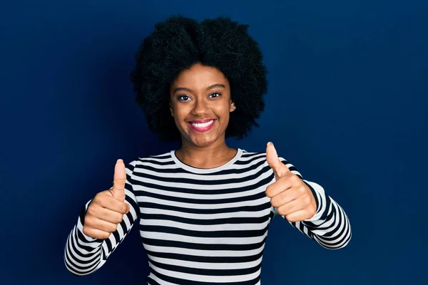 Jovem Afro Americana Vestindo Roupas Casuais Aprovando Fazer Gesto Positivo — Fotografia de Stock