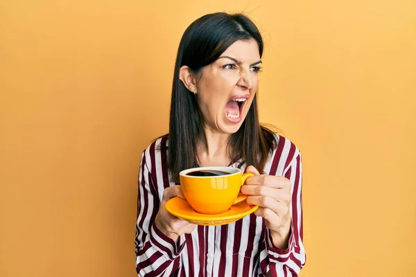 Young Hispanic Woman Drinking Cup Coffee Angry Mad Screaming Frustrated — Stock Photo, Image