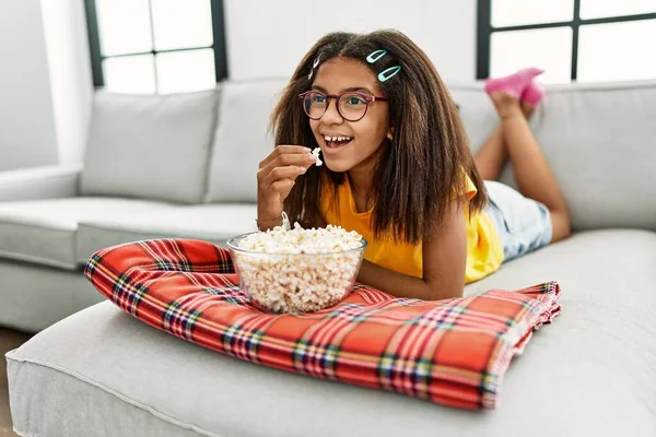 Africano Menina Americana Sorrindo Confiante Assistindo Filme Casa — Fotografia de Stock