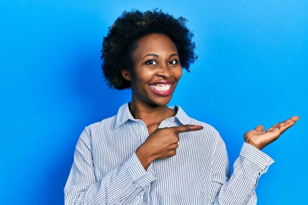 Jovem Afro Americana Vestindo Roupas Casuais Maravilhada Sorrindo Para Câmera — Fotografia de Stock