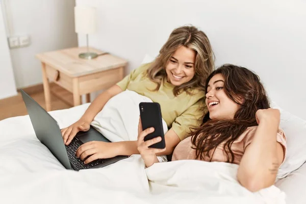 Pareja Joven Usando Smartphone Viendo Películas Dormitorio —  Fotos de Stock