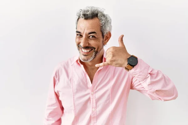 Homem Hispânico Meia Idade Sobre Fundo Isolado Sorrindo Fazendo Gesto — Fotografia de Stock