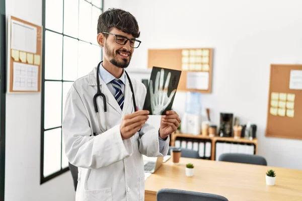 Joven Médico Hispano Sosteniendo Rayos Trabajando Clínica —  Fotos de Stock