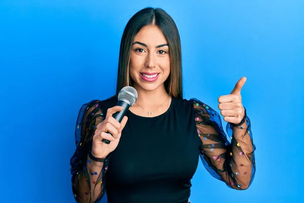 Ung Latinamerikansk Kvinna Sjunger Sång Med Mikrofon Ler Glad Och — Stockfoto