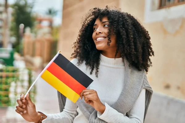 Ung Afrikansk Amerikansk Kvinna Ler Glad Hålla Tyskland Flagga Staden — Stockfoto